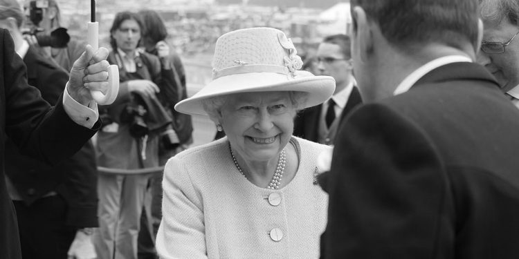 Polski dyplomata złamał protokół, bo prosiła go o to sama królowa. „Pan jest Polakiem?”