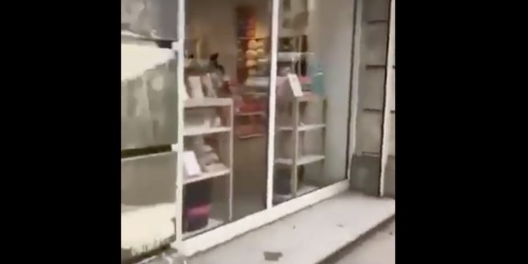 Skandaliczne zachowanie rosyjskich turystów. Litera „Z” na budynkach w Barcelonie [WIDEO]