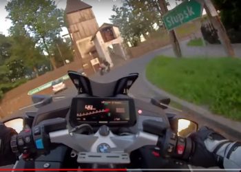 Motocyklista pędził ponad 200 km/h i uciekał przed policją. W końcu… spadł [WIDEO]