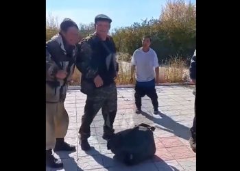 Tak wyglądają rosyjscy poborowi. Jednemu… spadły portki [WIDEO]