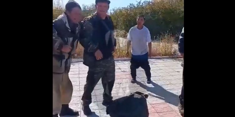 Tak wyglądają rosyjscy poborowi. Jednemu… spadły portki [WIDEO]