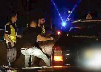 Policjant dogonił pijanego kierowcę i wyciągnął go z samochodu [WIDEO]