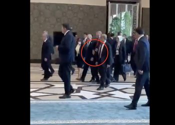 Putin ma problemy z chodzeniem? Prezydent Turcji musiał podtrzymywać go pod rękę [WIDEO]