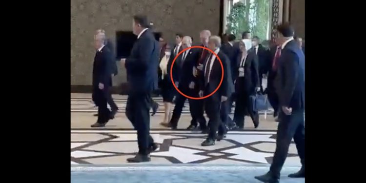 Putin ma problemy z chodzeniem? Prezydent Turcji musiał podtrzymywać go pod rękę [WIDEO]