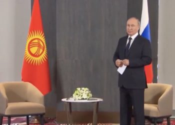 Władimir Putin musiał czekać na prezydenta Kirgistanu