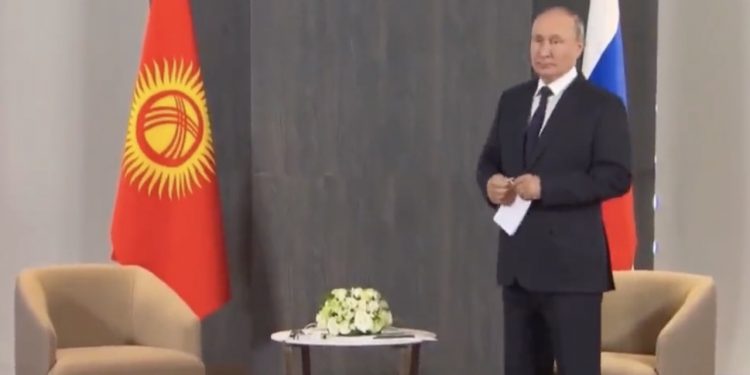 Władimir Putin musiał czekać na prezydenta Kirgistanu