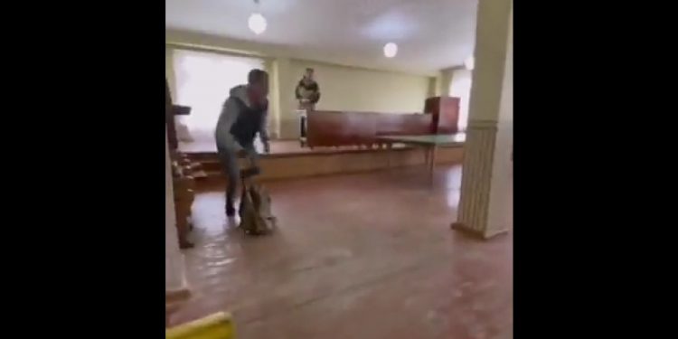 Mobilizacja w Rosji. Strzały w komisji poborowej w Ust-Ilimsku. Wstrząsające nagranie [WIDEO]