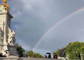 Po śmierci Elżbiety II nad Pałacem Buckingham pojawił się niezwykły znak. „Chciała nam to przekazać” [FOTO]