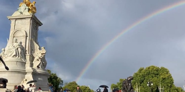 Po śmierci Elżbiety II nad Pałacem Buckingham pojawił się niezwykły znak. „Chciała nam to przekazać” [FOTO]
