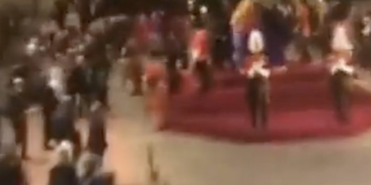 Incydent przy trumnie z ciałem królowej Elżbiety II