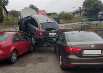 Kobieta zaparkowała… na dwóch innych autach. Jak do tego doszło?