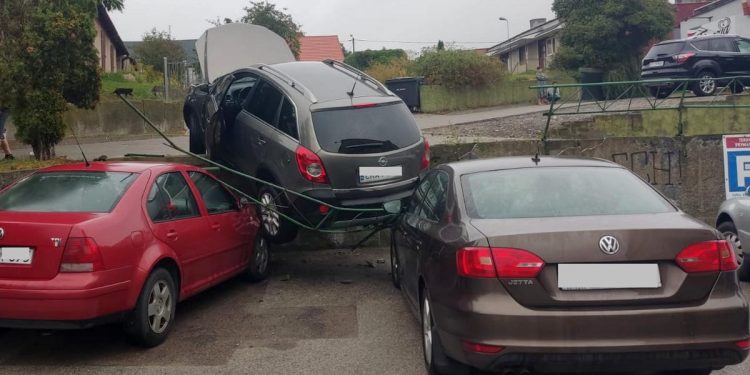 Kobieta zaparkowała… na dwóch innych autach. Jak do tego doszło?