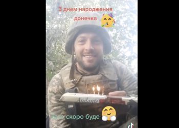 Ukraiński żołnierz świętuje na froncie urodziny córki