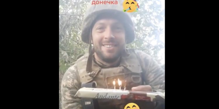 Ukraiński żołnierz świętuje na froncie urodziny córki