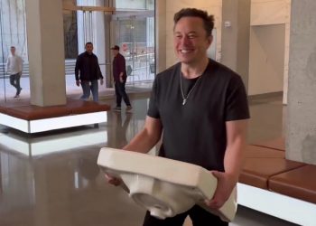 Elon Musk wszedł do siedziby Twittera z… umywalką. Pokazał nagranie [WIDEO]