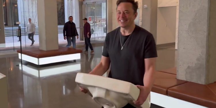 Elon Musk wszedł do siedziby Twittera z… umywalką. Pokazał nagranie [WIDEO]