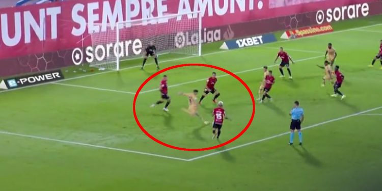 Lewandowski nie do zatrzymania! Kolejna cudowna bramka. Xavi zachwycony [WIDEO]