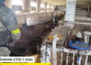 Rosjanie mieszkali w… chlewie. Dosłownie. Ukraińcy odkryli ich kwaterę [WIDEO]