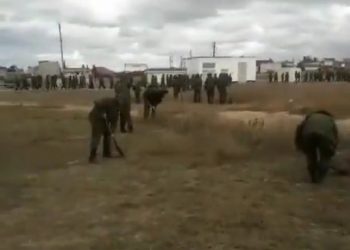 Rosjanie w ten sposób „szkolą” poborowych? Sami pokazali nagranie [WIDEO]