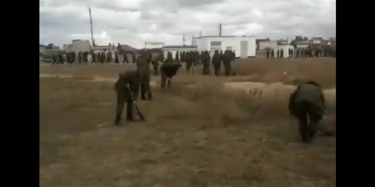 Rosjanie w ten sposób „szkolą” poborowych? Sami pokazali nagranie [WIDEO]