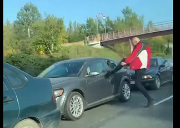 Agresywny kierowca kopał w samochód i wybił szybę! Nagrali go [WIDEO]