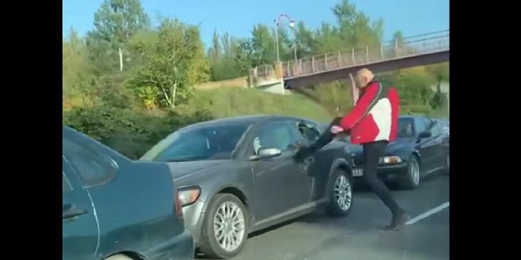 Agresywny kierowca kopał w samochód i wybił szybę! Nagrali go [WIDEO]