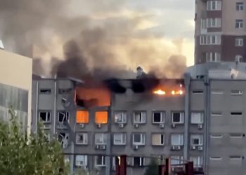 Atak na budynek mieszkalny w Kijowie. Jest nagranie [WIDEO]