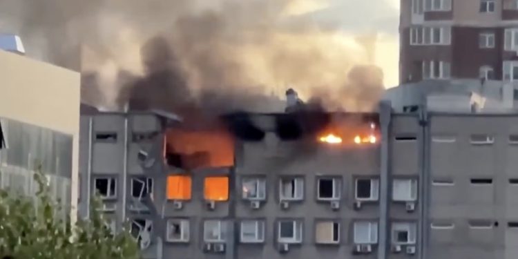 Atak na budynek mieszkalny w Kijowie. Jest nagranie [WIDEO]