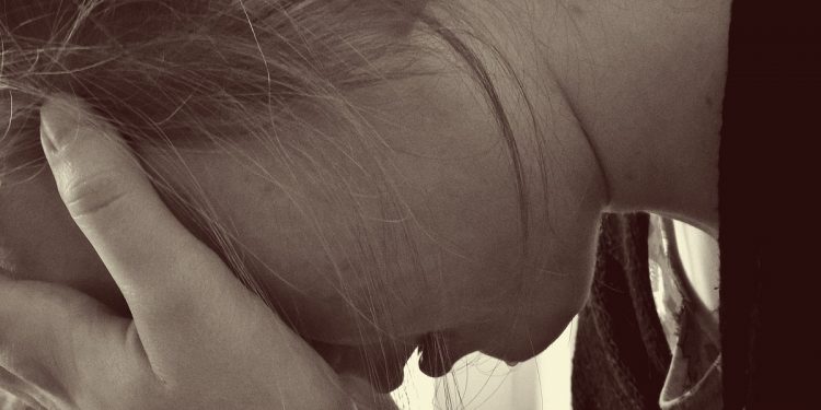 dziewczyna ból płacz przemoc