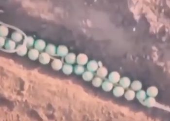 Rosjanie zakopują w ziemi tajemnicze kontenery. Nagranie obiegło sieć [WIDEO]