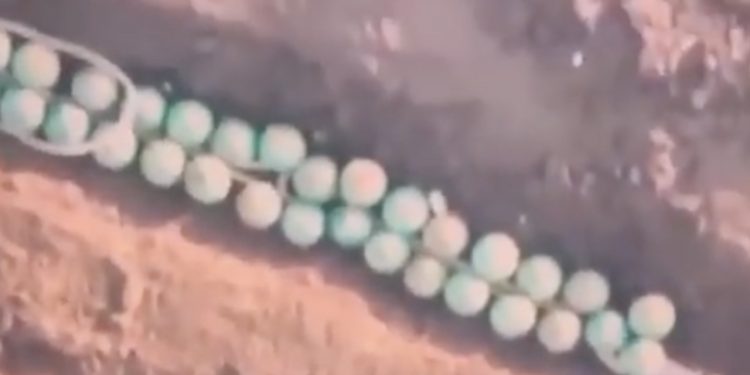 Rosjanie zakopują w ziemi tajemnicze kontenery. Nagranie obiegło sieć [WIDEO]