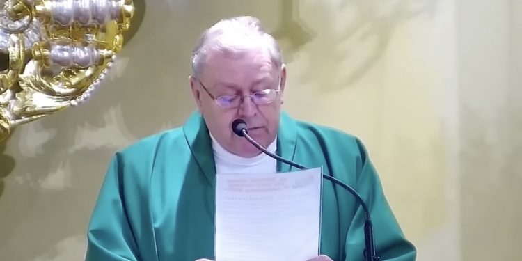 Słowa księdza wywołały oburzenie. „Po prostu wstyd mi i brak jakichkolwiek słów” [WIDEO]