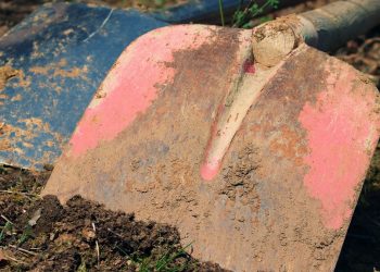 Mąż ją związał i zakopał żywcem. Uratowało ją to małe urządzenie