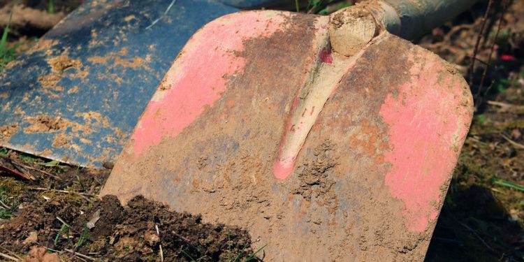 Mąż ją związał i zakopał żywcem. Uratowało ją to małe urządzenie