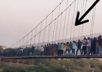 Zginęło co najmniej 130 osób. Tuż przed katastrofą nagrano coś dziwnego na moście [WIDEO]