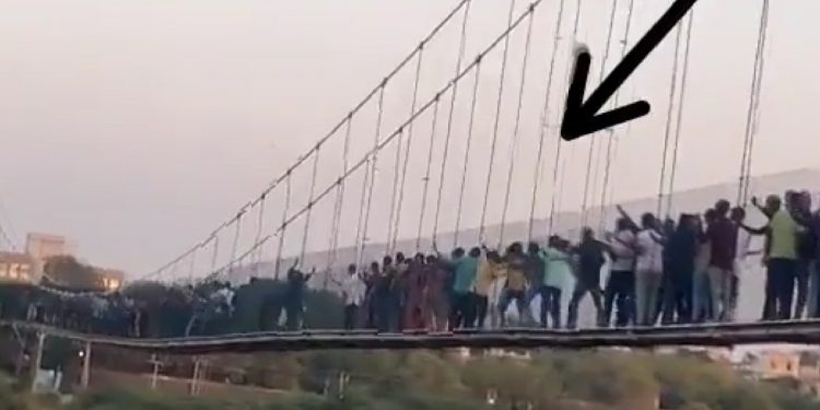 Zginęło co najmniej 130 osób. Tuż przed katastrofą nagrano coś dziwnego na moście [WIDEO]