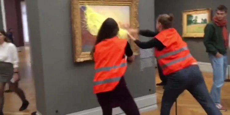 Obrzucili obraz Moneta ziemniaczanym puree. To miał być „protest” [WIDEO]