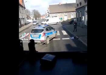 Radiowóz popełnił wykroczenie. Policja… poszukuje kierowcy [WIDEO]