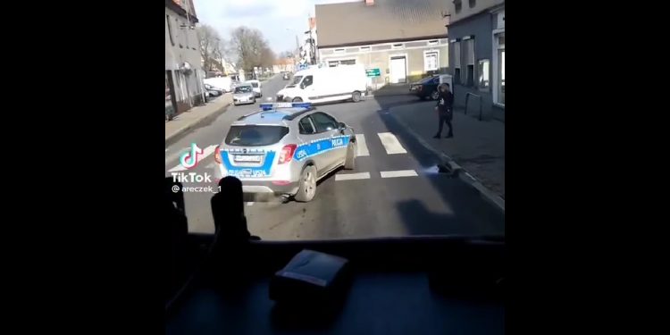 Radiowóz popełnił wykroczenie. Policja… poszukuje kierowcy [WIDEO]