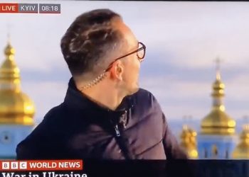 Wybuchy w Kijowie za plecami reportera. Musiał przerwać relację na żywo [WIDEO]