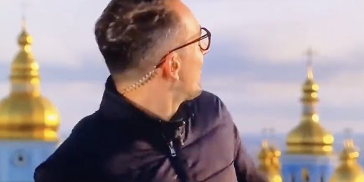 Wybuchy w Kijowie za plecami reportera. Musiał przerwać relację na żywo [WIDEO]