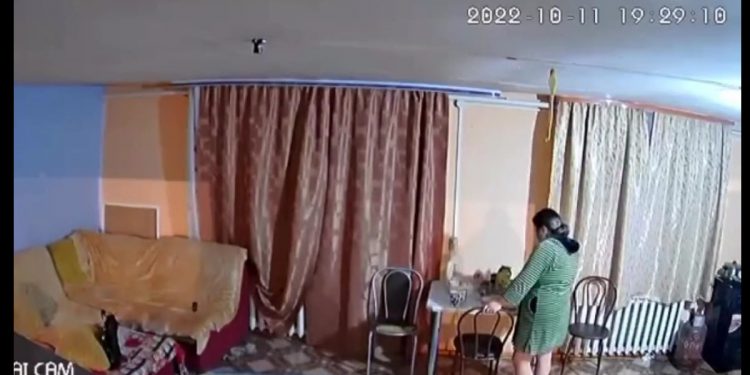 Rosyjski żołnierz ukradł kamerę CCTV, ale zapomniał o jednej rzeczy. Teraz jego dom ogląda cały świat [WIDEO]