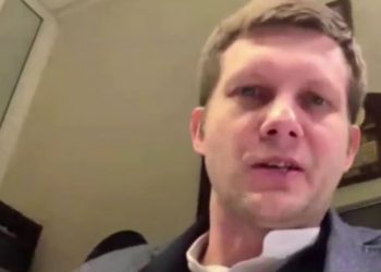 Rosyjski propagandzista rozpłakał się na wizji. „On za ciebie ginie” [WIDEO]