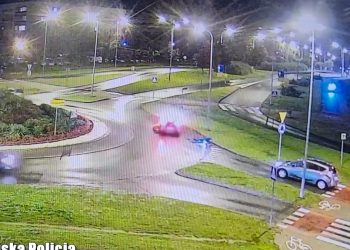 Samochód wjechał w leżącego rowerzystę! Wstrząsające nagranie [WIDEO]