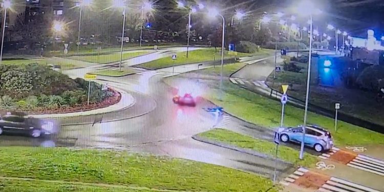 Samochód wjechał w leżącego rowerzystę! Wstrząsające nagranie [WIDEO]