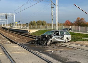 Kierowca ominął auta i wjechał w pociąg! Szokujące nagranie [WIDEO]