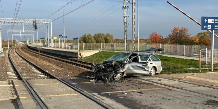 Kierowca ominął auta i wjechał w pociąg! Szokujące nagranie [WIDEO]