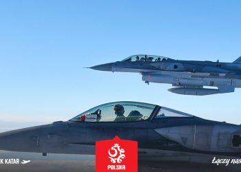 Reprezentacja Polski eskortowana przez polskie F-16 [FOTO]