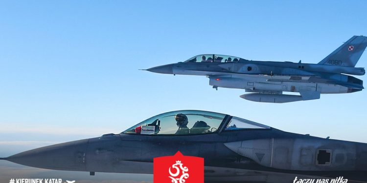 Reprezentacja Polski eskortowana przez polskie F-16 [FOTO]