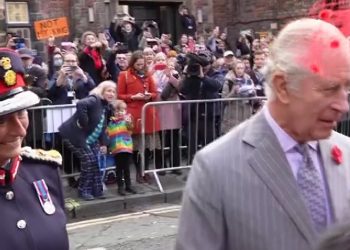 Król Karol i jego żona Camilla obrzuceni jajkami. Wszystko nagrano [WIDEO]